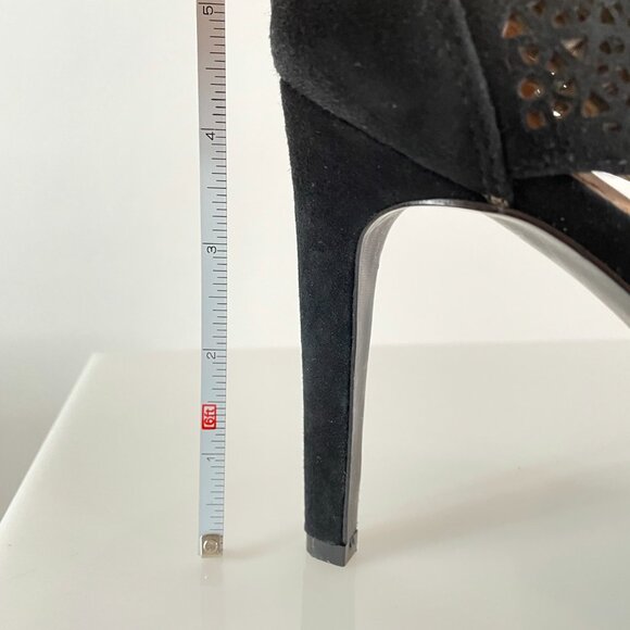 Such Detail! BCBGeneration ‘Kadia’ Die-Cut Black Suede Lacework Sandals Heels - Picture 9 of 9